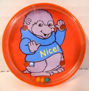 Camicia anni 80 Tales Digger "BELLA" Agility Ball Puzzle/Gioco 2 1/8" Round - Foto 1 di 2