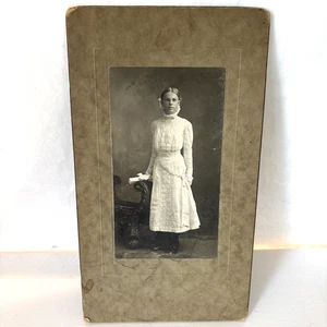 Edwardianische antike Kabinettkarte Foto eines jungen Mädchens Brille Diplom Abschluss - Bild 1 von 7