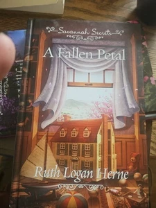 Savannah Secrets A Fallen Petal Hardcover Book Ruth Logan Herne 2020 Mystery #B - Imagen 1 de 1