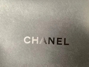 CHANEL New Black Logo Envelope with Compliments Card - Afbeelding 1 van 4