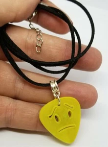 Frowny Face Emoji ausgeschnittenes Gitarren-Plektrum mit schwarzer Wildlederschnur Halskette - Bild 1 von 2