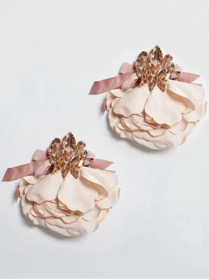 Pendientes Anthropologie Flor Tela Tela Seda Marfil Moño Declaración Pétalo Foto 1 de 4