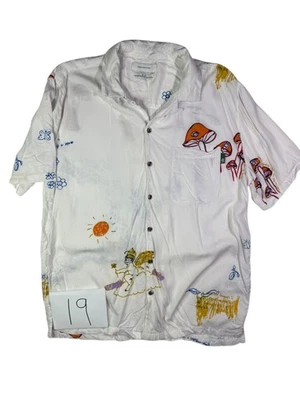 Camisa de campamento Urban Outfitters para hombre mediana blanca con estampado gráfico de setas abotonada Foto 1 de 4