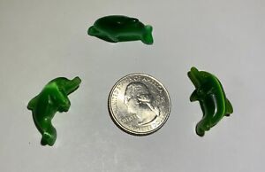 Perles de dauphin en fibre de verre verte sculptées à la main (vous achetez deux perles)