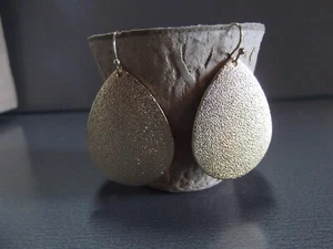 1 par de lágrimas antiguas de 1" pulgada de metal tono dorado tamaño mediano - Imagen 1 de 7