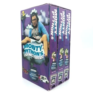 Monty Python's Flying Circus Set 2 Temporada 1 VHS 3-Tape Box Set 1999 A&E Comedia - Imagen 1 de 10