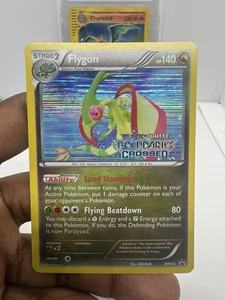 Flygon - (Prerelease) BW53 Holo bianco e nero TIMBRATO - Foto 1 di 10