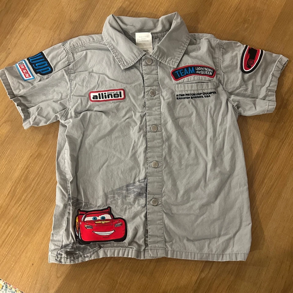 Camisa abotonada manga corta Lightning McQueen para niños Disney Store talla S 5/6 Foto 1 de 4