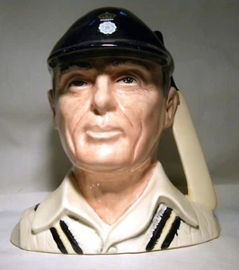 ROYAL DOULTON KLEINER CHARAKTERKRUG D6739 THE HAMPSHIRE CRICKTER LTD ED 2411/5000 - Bild 1 von 5