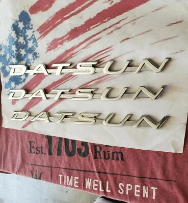 Datsun 510 1600 Bluebird, emblemas de guardabarros y maletero de metal con cinta adhesiva doble cara 3M Foto 1 de 4