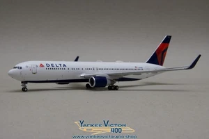 Delta Air Lines 767-300 N176DZ Panda Modelo 1:400 - Imagen 1 de 6