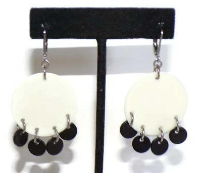 Brincos Sobral Fichas N48 C/4 Fichas Off White discos pendurados pretos feitos por artista - Imagem 1 de 4