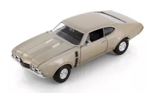 Modellino Oldsmobile 442 1968 scala 1/24 in metallo pressofuso di Welly - ORO - Foto 1 di 8