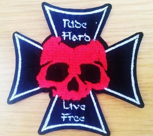 RIDE HARD LIVE FREE SKULL IRON ON SEW ON EMBROIDERED PATCH 8cm x 8cm BIKER MC - Bild 1 von 2
