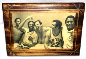 Foto vintage anni 70 New York Knicks NBA Championship placca legno frazier, canna ++ - Foto 1 di 12
