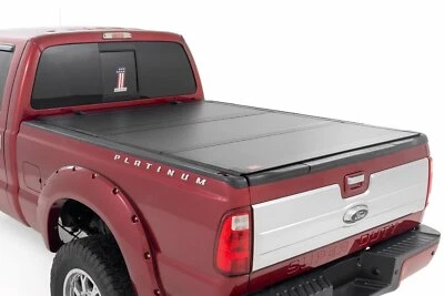 Capa de cama Rough Country rígida tripla flip-up 6'10" cama para Ford SuperDuty 08-16 - Imagem 1 de 4