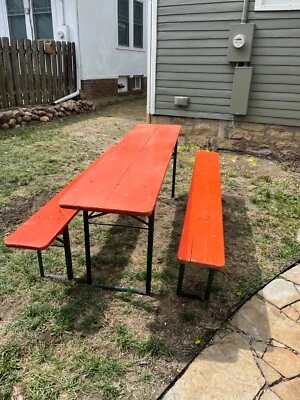 Mesa y bancos de jardín de cerveza Oktoberfest alemana auténtica de madera vintage Foto 1 de 4