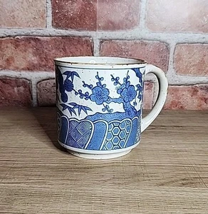 Vintage japanische gesprenkelte Steinzeug Tasse 70er Boho Vibe Bambus & blaue Blumen - Bild 1 von 7