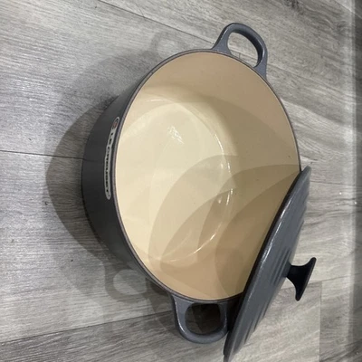 Casseruola rotonda in ghisa firmata Le Creuset, grigio 24 nuova - Immagine 1 di 4