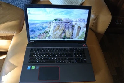 Gamer TOSHIBA QOSMIO X70-A-11R Ram 32GB 2XHDD 1,3TB=2,6TB+SSD 256 GB windows11 - Bild 1 von 4