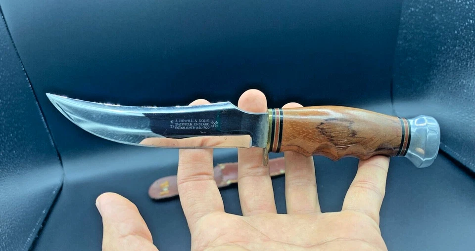 Cuchillo de caza años 40 J.Nowill & Sons Sheffield Inglaterra madera de nogal y mango de latón Foto 1 de 4