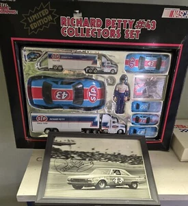 FOTO ORIGINAL 12"×8" DE RICHARD PETTY AÑOS 60 AUTOGRAFIADA CON CARRERAS... - Imagen 1 de 2