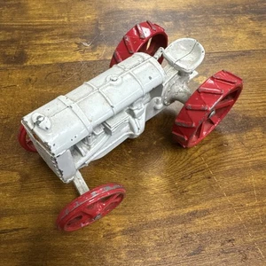 Tractor de juguete Fordson gris de colección con ruedas rojas - Imagen 1 de 6