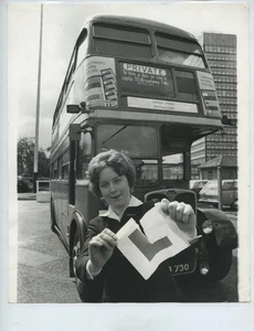 Foto de prensa de primera mujer conductora de autobús Londres Rosamund Viner 1974 - Imagen 1 de 2