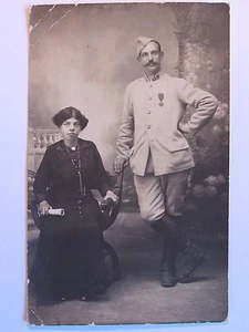 12C1 WWI CARTE PHOTO PORTRAIT DE POILU DU 25 e RA AVEC SA FEMME PERMISSION 14/18 - Imagen 1 de 2
