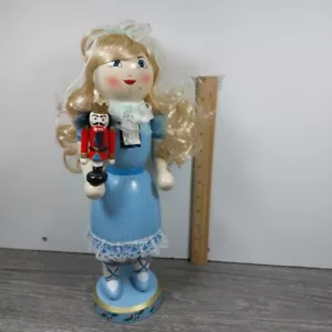 Vestido 14" Niña Rubio Rizos Azul Madera Cascanueces Sosteniendo Un Cascanueces - Imagen 1 de 9