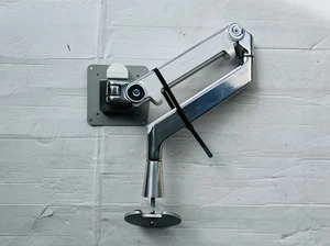 Humanscale M2 - Support d'écran en blanc avec table traversante en aluminium B. Boulon traversant - Photo 1/7