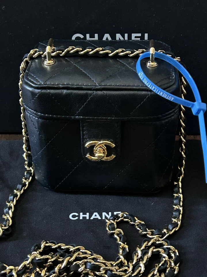 Caixa Chanel CC Turnlock vaidade com corrente acolchoada pele de cordeiro mini - Imagem 1 de 4