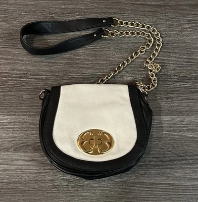 Cartera pequeña Emma Fox de cuero negro blanco con acento dorado y cadena interior floral Foto 1 de 4