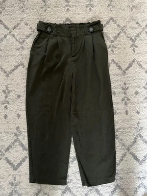 Pantalones informales para mujer Simply Vera Wang verdes pequeños recortados al tobillo Foto 1 de 4