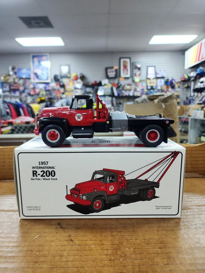First Gear Texaco 1957 International Diamond T Wrecker Diecast Tow Truck 1 34