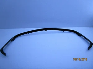 LOWER GRILLE MOULDING / SURROUND HOLDEN COMMODORE VF SERIES 2 SS SV6 SSV BLACK - Picture 1 of 4