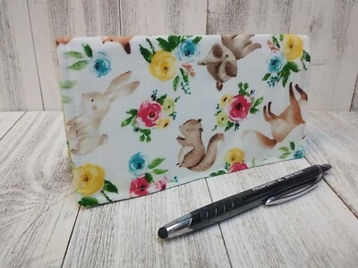 Cartera con cubierta de chequera con estampado de tela Forrest Animals EE. UU. Hecha a mano lista para usar Foto 1 de 3