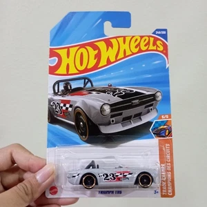 Estuche Q Triumph TR6 Treasure Hunt RTH 2025 gris Hot Wheels - Int. Tarjeta #249 - Imagen 1 de 3