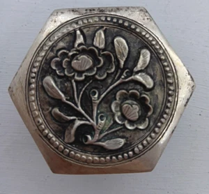 Trinket Box. Hexagon shaped silver tone metal hinged with floral design. - Imagen 1 de 4