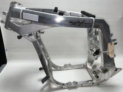 93-98 1997 97 Suzuki GSXR1100 GSX-R 1100 OEM Main Frame  21.267 - Image 1 of 4