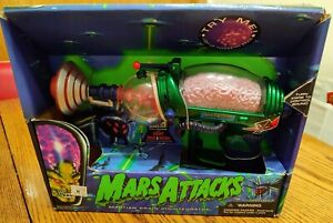 NEW 1996 MARS ATTACKS MARTIAN BRAIN DISINTEGRATOR GREEN TOY GUN IN BOX, NOS