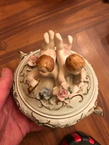 VINTAGE PORCELAIN VICTORIAN DRESSER TRINKET BOX CHERUBS ON LID - Picture 1 of 8