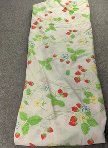 Vintage Cannon Very Berry Full Fitted Sheet Strawberries Floral Retro Garden USA - Picture 1 of 6