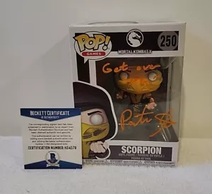 Funko POP MORTAL KOMBAT SCORPION #250 Signed PATRICK SEITZ + Inscription BAS - Foto 1 di 15