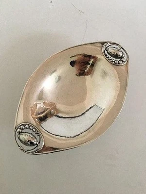 Bandeja de pan Georg Jensen Blossom No. 2C en plata de ley Foto 1 de 4