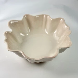 Le Creuset Ruffle Serving Bowl 3.8L – 13" Petal Shape – Meringue – NWT - Picture 1 of 6
