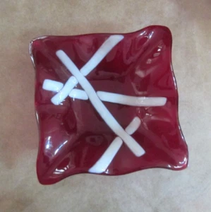 Modern Red Fused Glass Trinket Dish 5 1/2" Sq White Stripes CHRISTMAS NEW - Picture 1 of 4