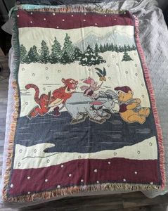 Vintage Disney Winnie the Pooh Lancio Coperta Arazzo Tessuto 64x48” Natale - Foto 1 di 6