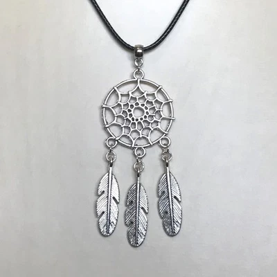 Collar Colgante con Dije de Plumas Atrapasueños Cordón Negro - Nativo Boho Foto 1 de 4