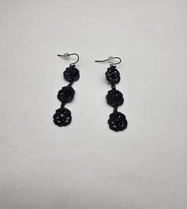 Ohrringe schwarz Strass geschwärzt durchbrochen Metall Ohrhänger Vintage - Bild 1 von 4